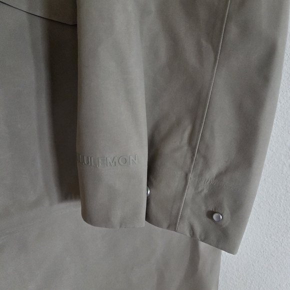 Lululemon Waterproof Fishtail Rain Coat Size Small NWT $298 Sheer Oak - Picture 6 of 16
